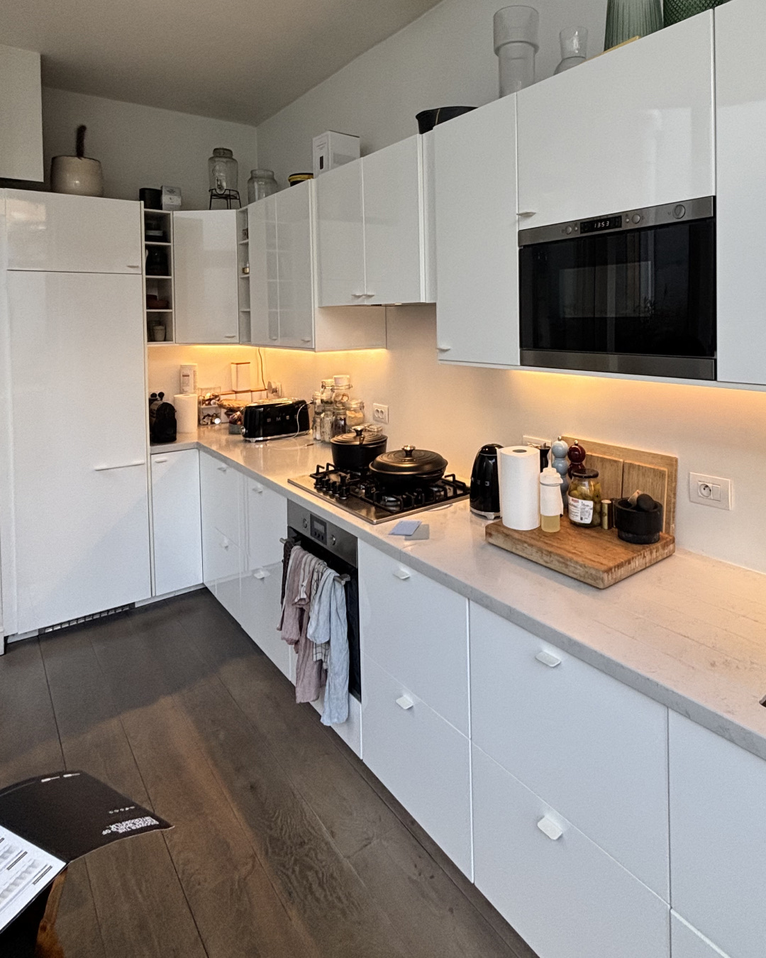 Voor: de keuken van Louis met de oorspronkelijke witte fronten, vanuit een andere hoek gefotografeerd